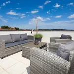 アパート Luxury With Private Rooftop Terrace プーラ