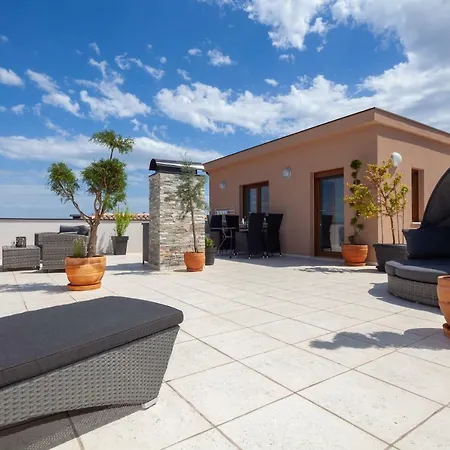 Luxury With Private Rooftop Terrace アパート