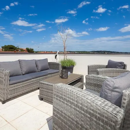 Lägenhet Luxury With Private Rooftop Terrace Pula